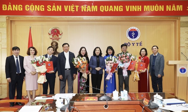 Bộ trưởng Bộ Y tế Đào Hồng Lan cùng các Thứ trưởng chúc mừng những cán bộ được bổ nhiệm. Nguồn ảnh: Bộ Y tế 