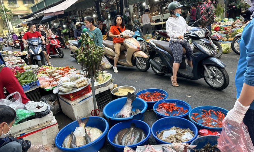 Chợ bán hàng năm nay vắng khách ngày 23 tháng Chạp.