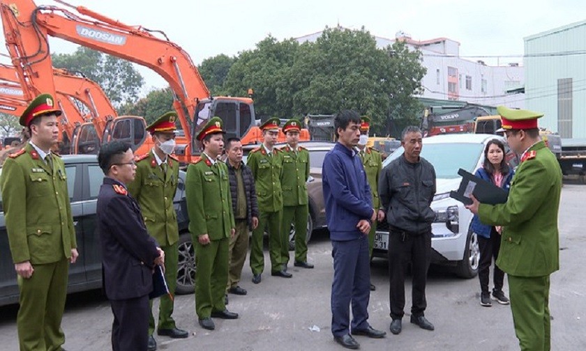 Công an H.Đông Anh tống đạt các quyết định tố tụng đối với lãnh đạo, nhân viên Trung tâm Đăng kiểm xe cơ giới 29-07D. Ảnh: Nguyễn Bích