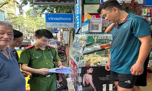 Công an tuyên truyền về nội dung phòng chống tội phạm, ngăn ngừa thanh thiếu niên hư phạm tội. Ảnh: Công an cung cấp 