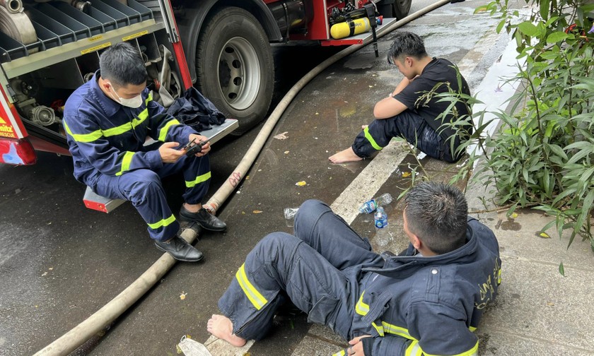 Cảnh sát cứu hỏa ngậm ngùi vì không kịp cứu 3 người trẻ trong căn nhà cháy ở Hà Nội