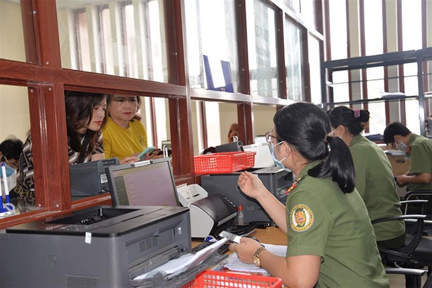 Lực lượng Công an giải quyết thủ tục hành chính liên quan xuất nhập cảnh cho công dân.