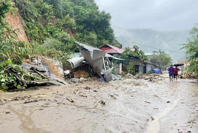 Trung tâm xã Hồ Bốn tan hoang sau mưa, lũ.