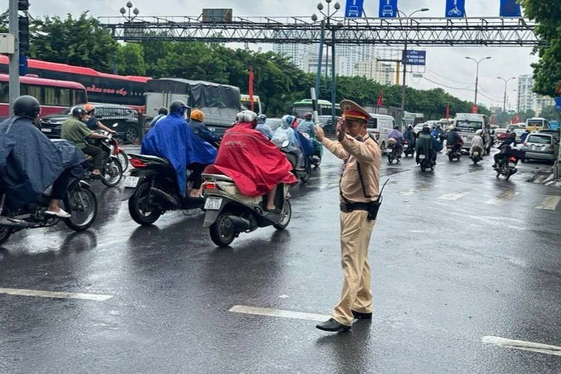 Cảnh sát giao thông đội mưa đón người dân an toàn về Thủ đô sau nghỉ lễ
