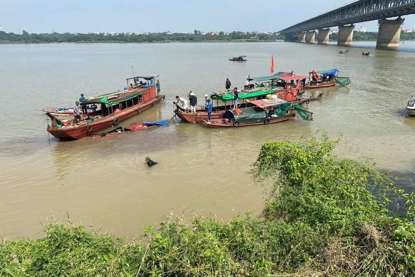 Hiện trường vụ va chạm xà lan và tàu cá.