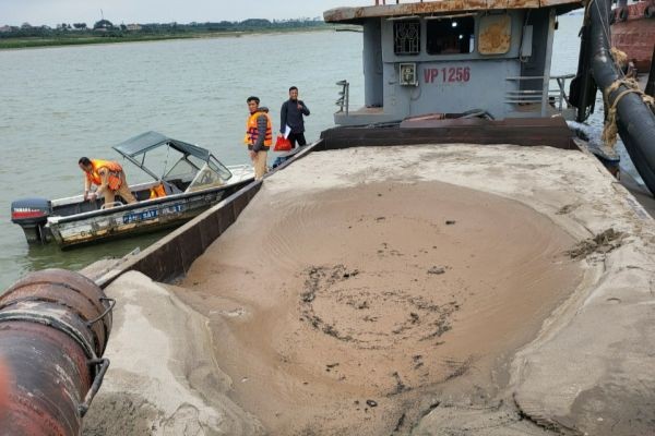 Lực lượng chức năng bắt quả tang vụ việc bơm hút cát trái phép. Ảnh: CACC