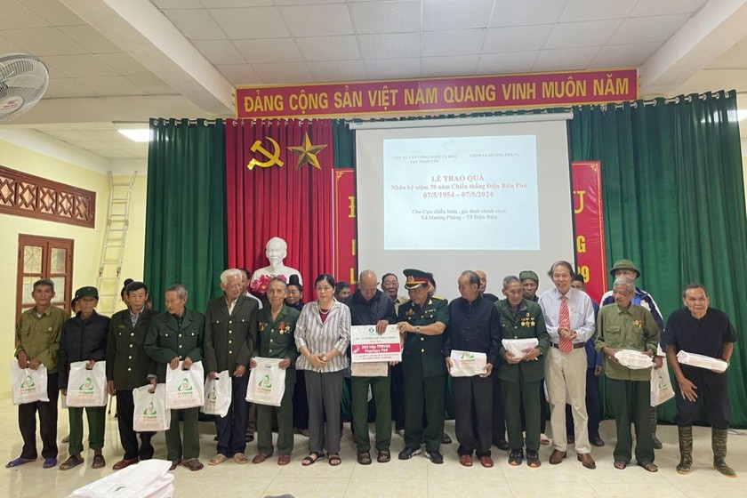 Tại xã Mường Phăng (tỉnh Điện Biên) đoàn cựu chiến binh, chiến sĩ Điện Biên và gia đình có công với cách mạng nhận thuốc bổ Phariton - TVP từ đoàn công tác. 