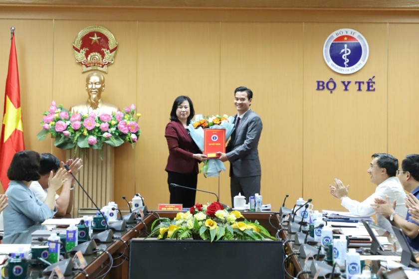 Bộ trưởng Bộ Y tế Đào Hồng Lan trao quyết định và chúc mừng đồng chí Chu Quốc Thịnh.


