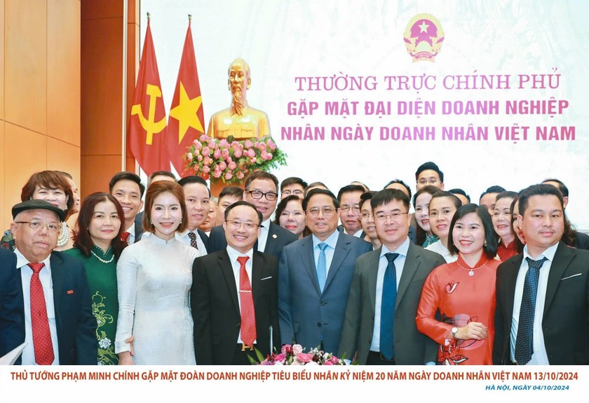 Thủ tướng Phạm Minh Chính gặp mặt đại diện doanh nghiệp dịp kỷ niệm Ngày Doanh nhân Việt Nam (13/10). Tổng GĐ Dược phẩm TV.Pharm – ông Hà Ngọc Sơn (bìa phải cạnh Thủ tướng).