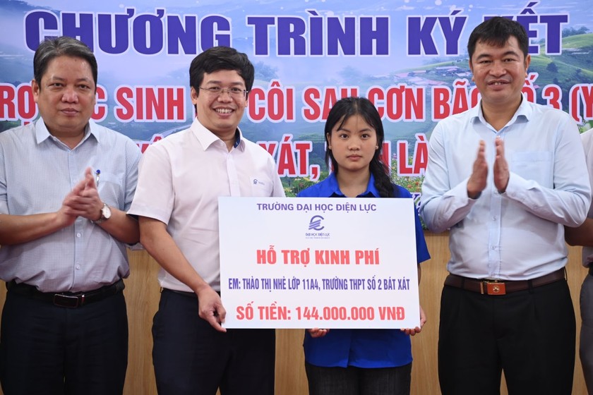 Theo biên bản ký kết, Trường Đại học Điện lực hỗ trợ em Thào Thị Nhè với mức trợ cấp 6 triệu đồng/tháng (liên tục trong 24 tháng, tổng cộng 144 triệu đồng).