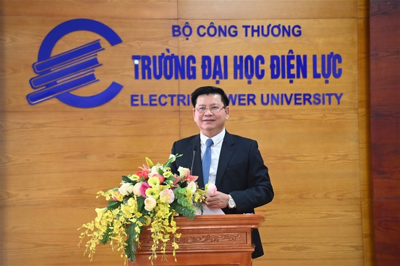 PGS.TS Đinh Văn Châu – Phó Bí thư Đảng ủy, Hiệu trưởng Nhà trường phát biểu tại Hội nghị.