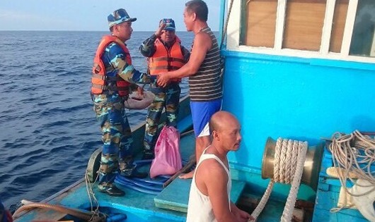 Cảnh sát biển vùng 1 cứu 14 ngư dân bị nạn trên biển