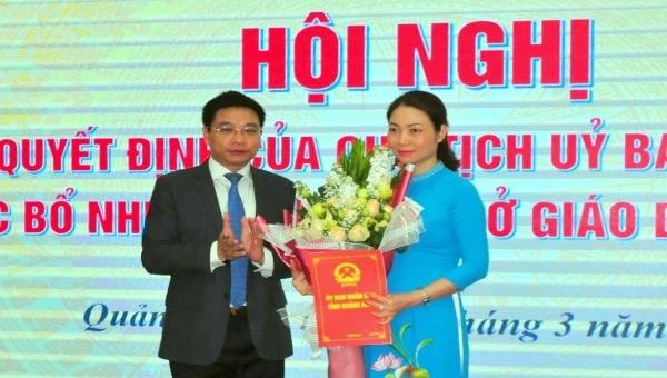 Chủ tịch UBND tỉnh Quảng Ninh Nguyễn Văn Thắng trao Quyết định cho Giám đốc Sở Giáo dục và Đào tạo tỉnh.
