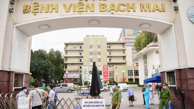 Cổng ra vào Bệnh viện Bạch Mai.