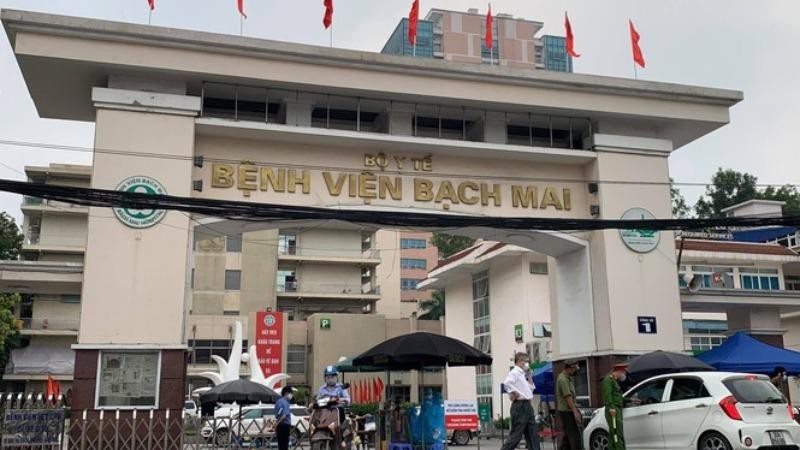 Kiểm soát chặt chẽ "ổ dịch" ở Bệnh viện Bạch Mai.