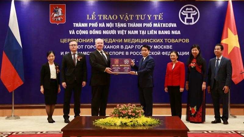 Chủ tịch UBND TP Nguyễn Đức trao tặng vật tư y tế phòng chống dịch cho Moscow.
