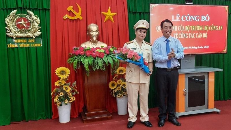 Chủ tịch UBND tỉnh Lữ Quang Ngời chúc mừng tân Phó Giám đốc Công an tỉnh Vĩnh Long. 