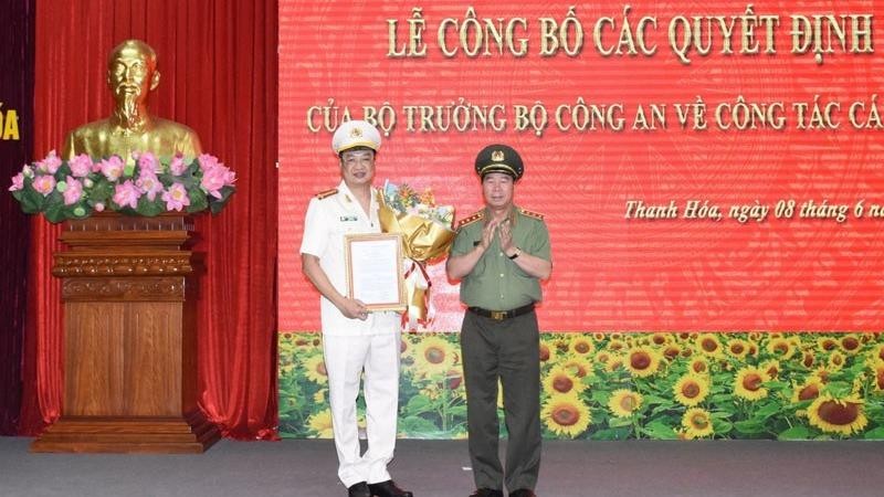 Thứ trưởng Bùi Văn Nam trao quyết định cho tân Giám đốc Công an tỉnh Thanh Hóa.