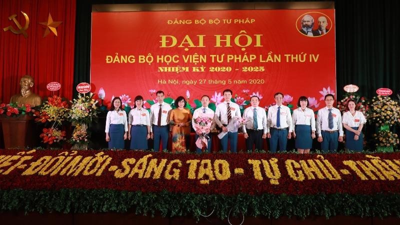 Ban chấp hành Đảng bộ Học viện Tư pháp nhiệm kỳ 2020 - 2015 ra mắt Đại hội.