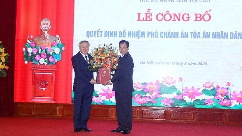 Chánh án TANDTC Nguyễn Hòa Bình trao quyết định Chủ tịch nước bổ nhiệm chức vụ Phó chánh án TANDTC cho ông Nguyễn Văn Tiến.