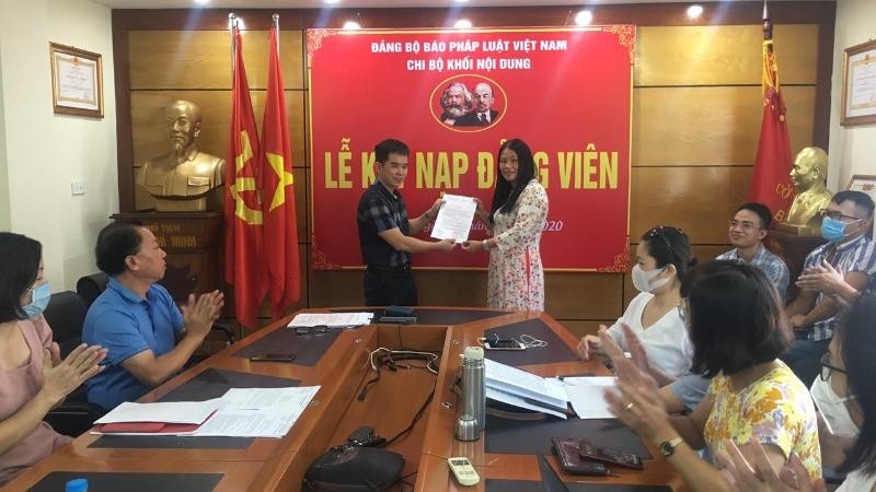 Bí thư Chi bộ Nguyễn Xuân Bính trao quyết định kết nạp đảng viên mới.