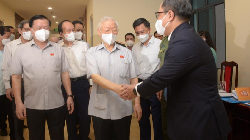 Tổng Bí thư Nguyễn Phú Trọng và Bí thư Hà Nội Đinh Tiến Dũng tiếp xúc cử tri TP.