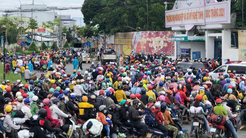 Thời gian qua, nhiều người lao động đã về quê tránh dịch, gây thiếu hụt lao động tại một số khu công nghiệp.