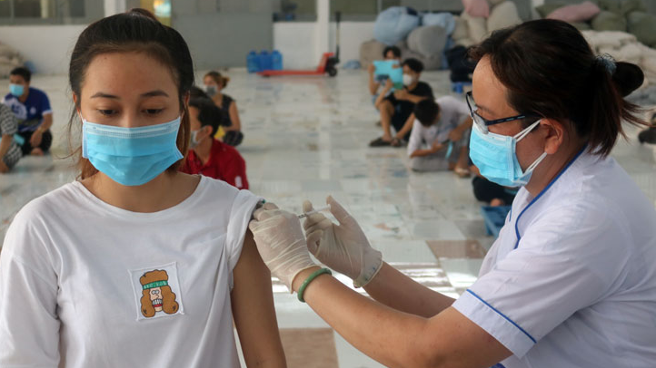 Nhiều địa phương ở Việt Nam đang triển khai tiêm vaccine ngừa COVID cho trẻ. (Ảnh minh họa)