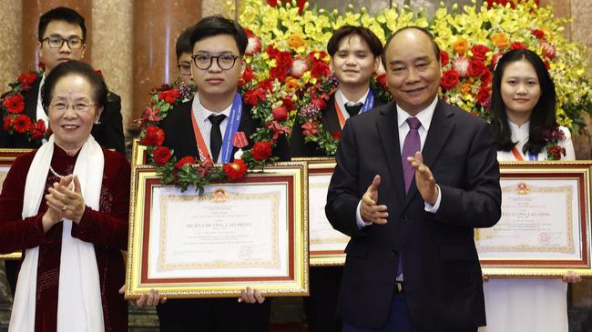 Chủ tịch nước tặng thưởng Huân chương Lao động cho các em học sinh.
