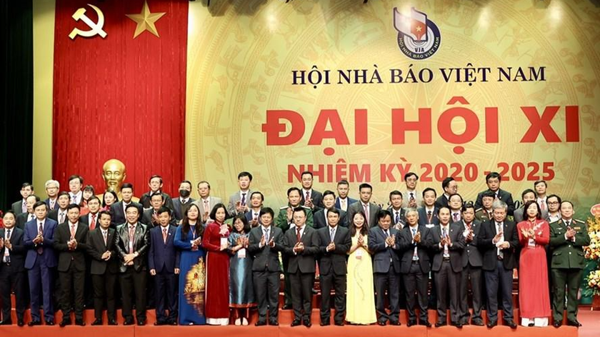 Ban Chấp hành khóa mới ra mắt Đại hội.