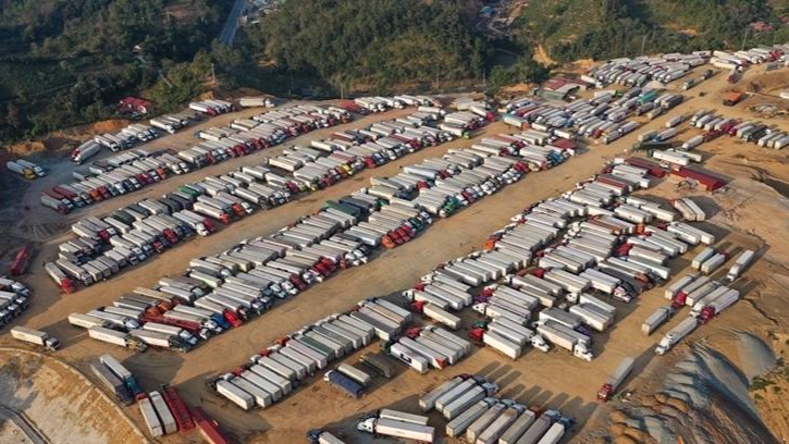 Hàng nghìn xe container ùn tắc tại cửa khẩu biên giới phía Bắc.