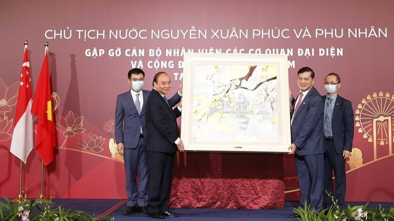 Chủ tịch nước tặng quà Đại sứ quán Việt Nam tại Singapore.