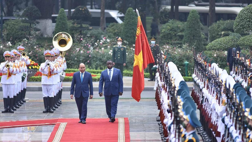 Chủ tịch nước Nguyễn Xuân Phúc chủ trì lễ đón chính thức Tổng thống Sierra Leone.