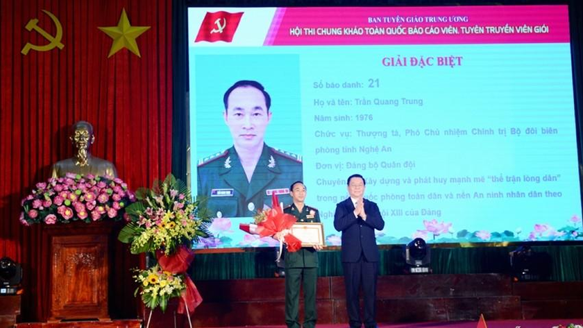 Trưởng Ban Tuyên giáo Trung ương Nguyễn Trọng Nghĩa trao Giải Đặc biệt của Hội thi cho Thượng tá Trần Quang Trung.