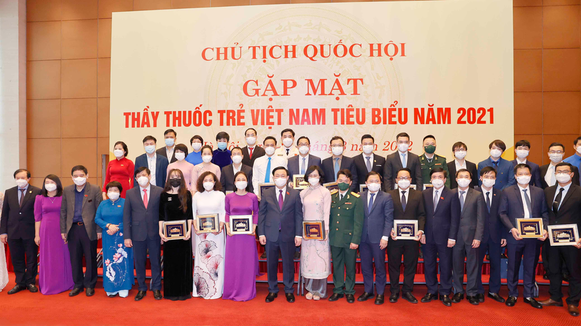 Chủ tịch Quốc hội gặp mặt các thầy thuốc trẻ Việt Nam.