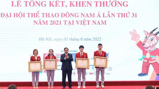 Thủ tướng trao tặng Huân chương Lao động cho 4 vận động viên xuất sắc.