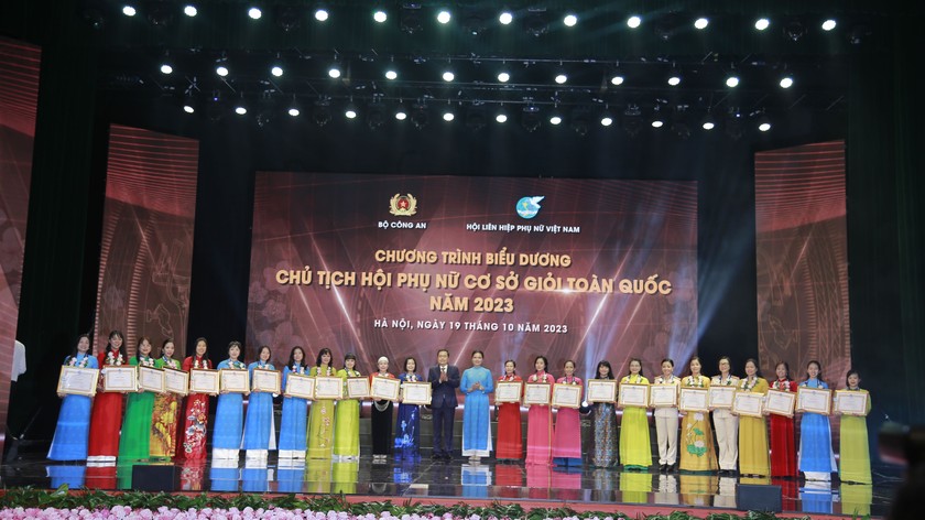 Các Chủ tịch Hội Phụ nữ cơ sở được biểu dương tại Chương trình. (Ảnh: PV)