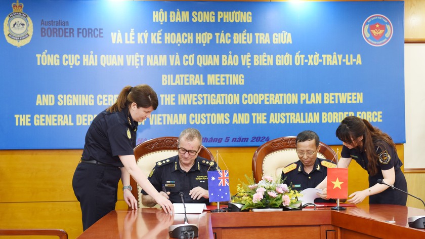 Hai lãnh đạo cơ quan Hải quan Việt Nam - Australia ký kết hợp tác. (Ảnh PĐ)