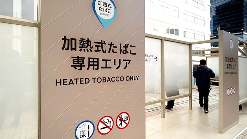 Một bảng hiệu tại Tokyo, Nhật Bản nêu rõ cấm hút thuốc lá điếu nhưng cho phép sử dụng TLLN. (Nguồn ảnh: Shutterstock)