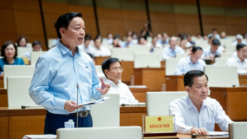Phó Thủ tướng Trần Hồng Hà làm rõ thêm về một số vấn đề mà đại biểu Quốc hội quan tâm. (Ảnh: Nghĩa Đức)