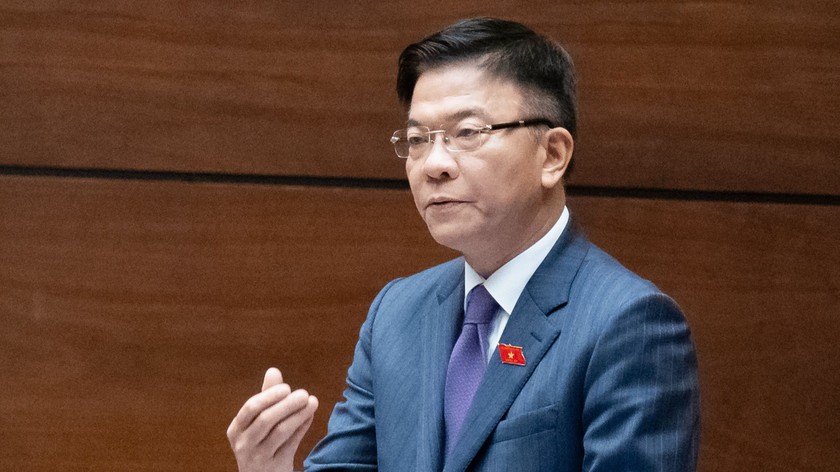 Phó Thủ tướng Chính phủ, Bộ trưởng Bộ Tư pháp Lê Thành Long phát biểu giải trình, làm rõ một số vấn đề đại biểu Quốc hội nêu đối với dự thảo Luật Công chứng (sửa đổi). (Ảnh: Phạm Thắng)