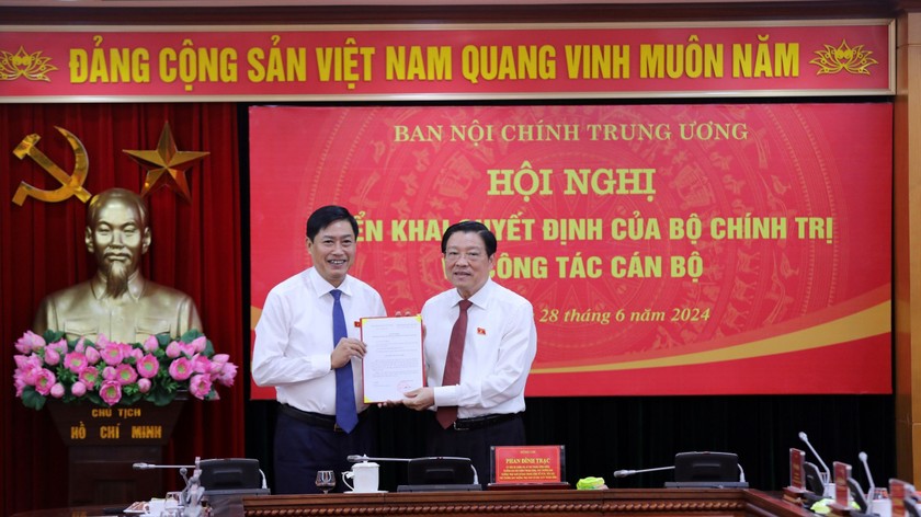 Trưởng Ban Nội chính Trung ương Phan Đình Trạc trao quyết định của Bộ Chính trị cho ông Nguyễn Hữu Đông. (Ảnh: Đặng Phước)
