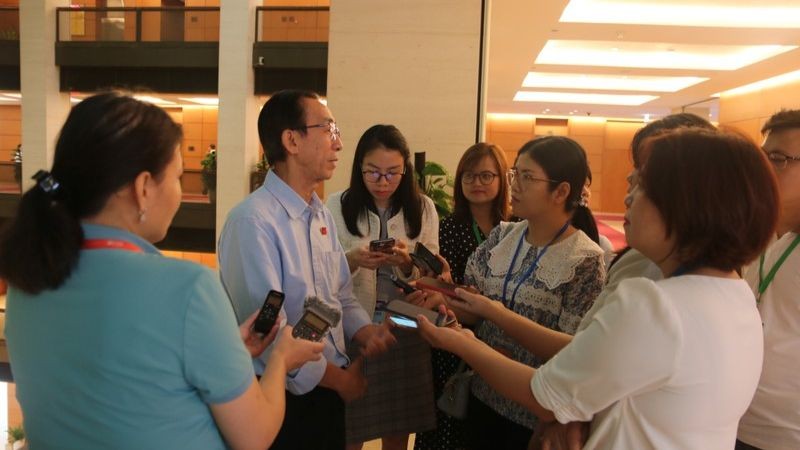 Đại biểu Trần Hoàng Ngân trả lời phóng viên về đánh giá Kỳ họp thứ 7. (Ảnh: Mai Loan)