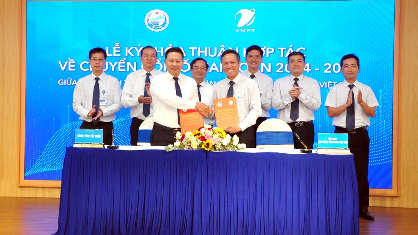 Lễ ký kết Thỏa thuận hợp tác giai đoạn 2024-2030 về chuyển đổi số giữa Tập đoàn VNPT và UBND tỉnh Tây Ninh tại Hà Nội. (Ảnh: T.Q)