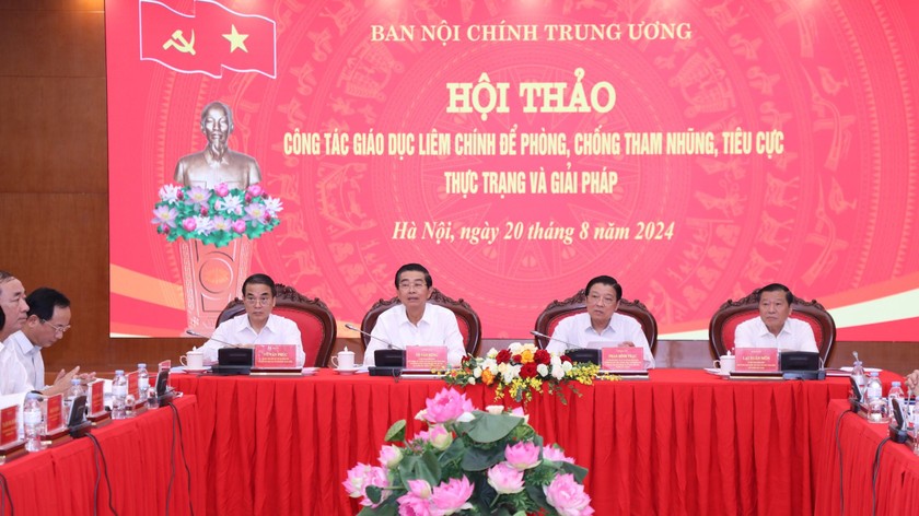 Các đồng chủ trì Hội thảo: Ủy viên Bộ Chính trị, Bí thư Trung ương Đảng, Trưởng Ban Nội chính Trung ương Phan Đình Trạc; Ủy viên Trung ương Đảng, Phó Trưởng ban Thường trực Ban Nội chính Trung ương Võ Văn Dũng; Ủy viên Trung ương Đảng, Phó Trưởng ban Thường trực Ban Tuyên giáo Trung ương Lại Xuân Môn; nguyên Tổng biên tập Tạp chí Cộng sản, Phó Chủ tịch Hội đồng khoa học các cơ quan Đảng Trung ương Vũ Văn Phúc. (Ảnh: Đặng Phước)