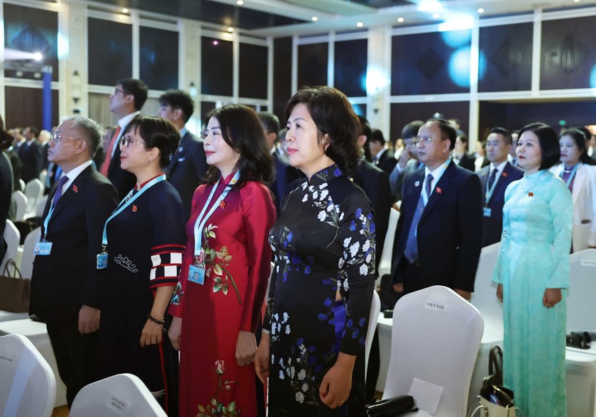 Đoàn đại biểu Việt Nam thực hiện nghi lễ chào cờ tại phiên khai mạc. (Ảnh: Thống Nhất/TTXVN)
