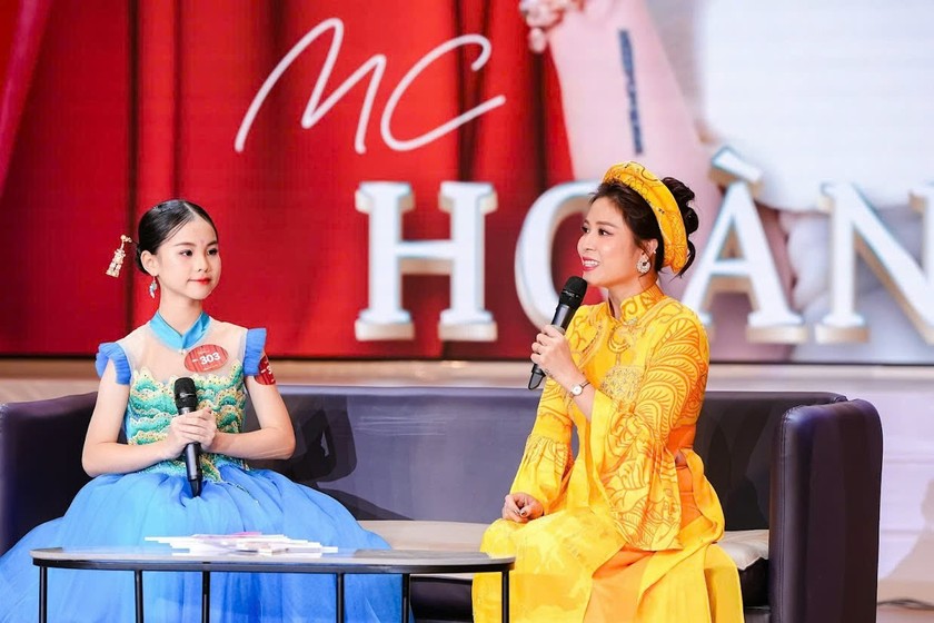 Em Thanh Lâm cùng MC Hoàng Linh. (Ảnh: T.H)