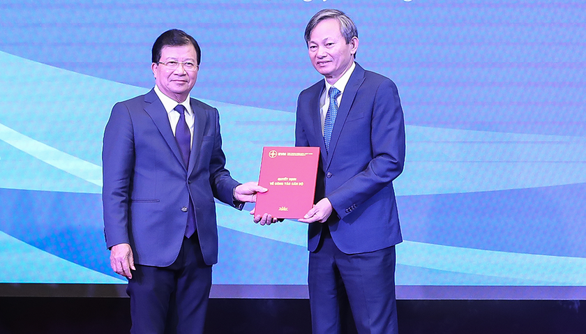 Phó Thủ tướng Trịnh Đình Dũng trao quyết định bổ nhiệm cho tân TGĐ EVN
