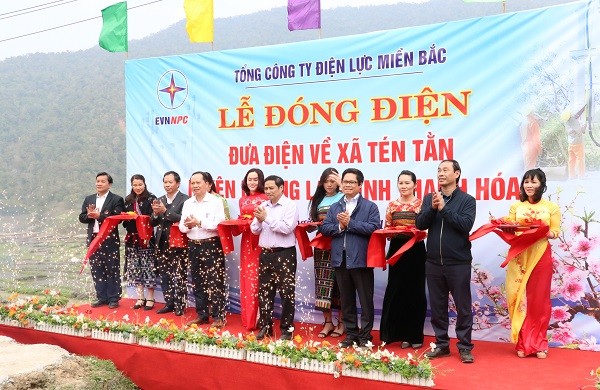 Ông Phạm Minh Chính - Ủy viên Bộ Chính trị, Trưởng Ban Tổ chức Trung ương Đảng cùng các đại biểu cắt băng khánh thành công trình 