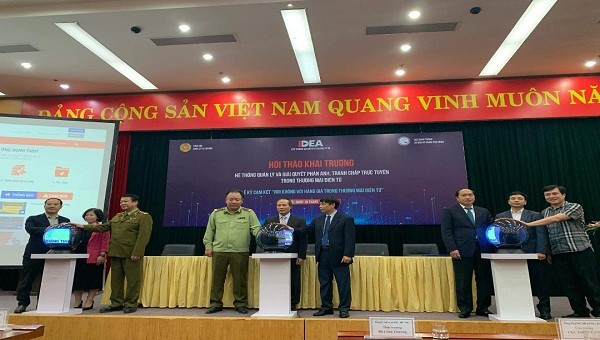 Đại diện các đơn vị nhấn nút khai thương Hệ thống quản lý và giải quyết phản ánh, khiếu nại, tranh chấp trực tuyến trong TMĐT 